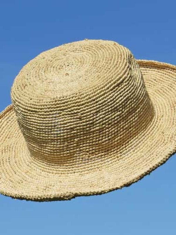 7. Även denna hatt är virkad – dock med något annorlunda teknik - av raffia i samma by. Mycket formbar och praktisk kvalitetshatt.  Klicka nedan för att hitta raffia hatten i La Maison Afrique FAIR TRADE sortiment. 