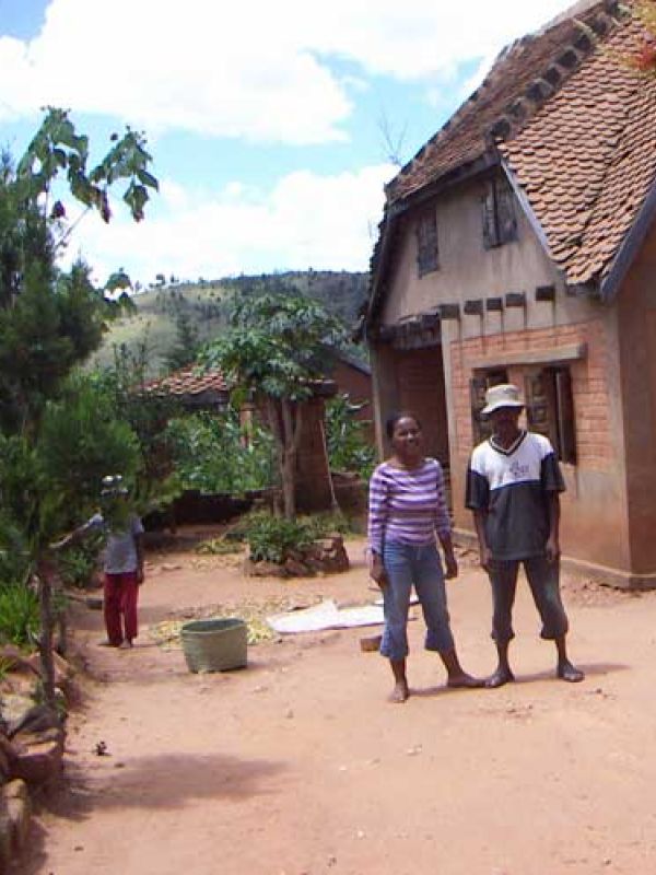  Mme Eva is living with her husband and children in a village on the central highlands of Madagascar. Eva is an artisan — but as the majority of the Malagasy people, she is also a farmer.