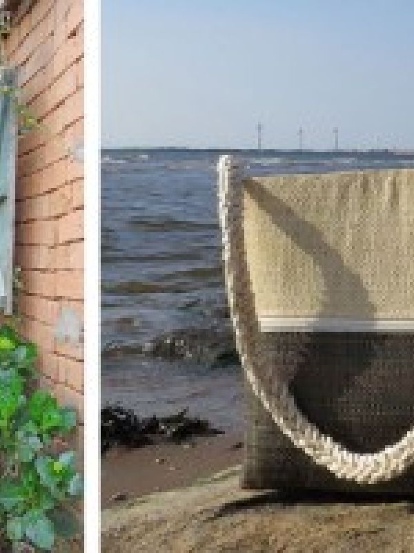 16. Hand-woven raffia for bag manufacturing. The photos shows yet another bag designed by artisan and designer Mme Hanta together with La Maison Afrique FAIR TRADE. The bag has outside of handwoven raffia; coloured and naturewhite. To the left, Mme Hanta is in her studio on the Malagasy countryside. In the studio she and three other women and two men continues a family tradition of basketry handicraft. Click below for more info about the bag and find it in La Maison Afrique FAIR TRADE assortment. 