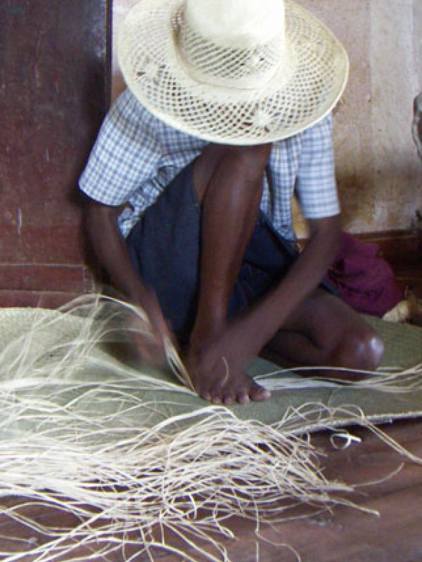 4. Mme Perline braids. As so often in car craft, she uses both hands and feet. The result is a beautiful lace pattern.