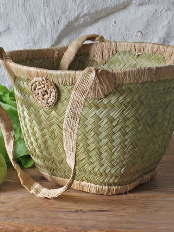 13. Functional giftbasket to carry or put on the table. 