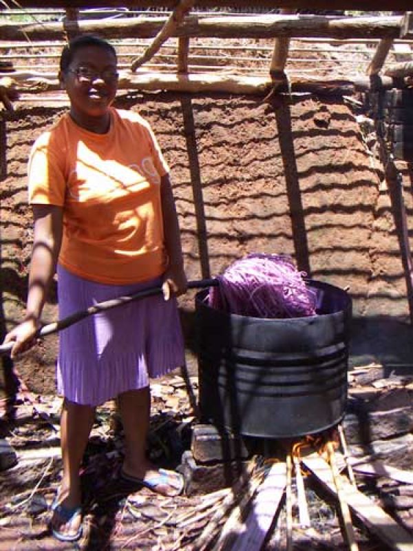 3. Dying the raffia palmleaves.  Only dyes complying with the Öko-Tex 100 standard is used for La Maison Afrique FAIR TRADE assortment.