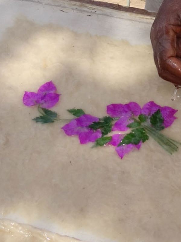 Step 7. The flowers are placed in the still wet pulp. A little extra bark pulp and water makes that they remain in the paper. With nature’s own flowers and leaves, the result is every time unique - and beautiful.